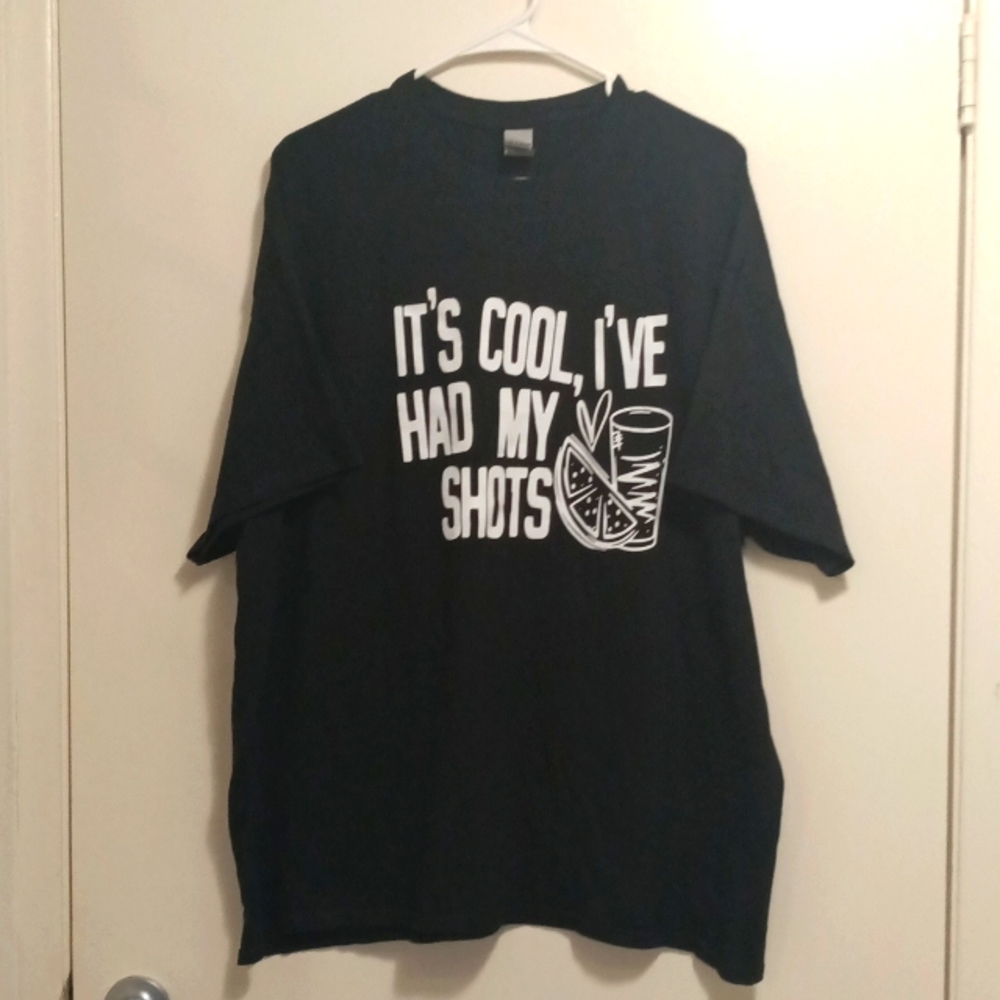 Gildan 2X black graphic T-shirt.